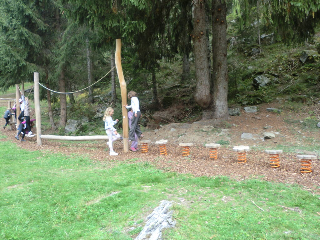 Kinder am Parcours des Barfußwegs in Ratschings